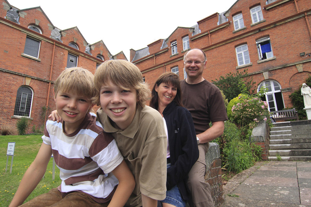 %_tempFileNamepicture-of-family-2%