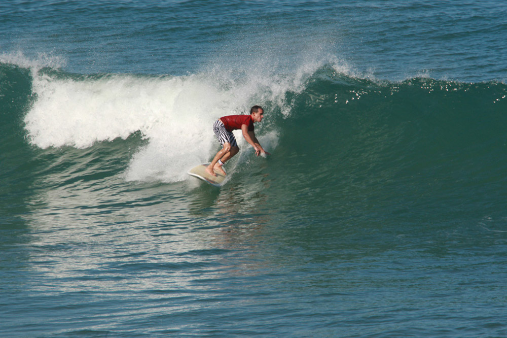 %_tempFileNamebiarritz-surfer-10%