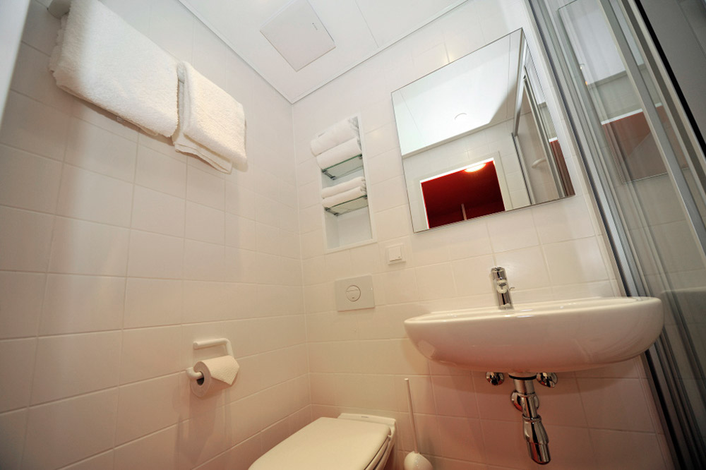 %_tempFileNamebremerhaven-havenhostel-bathroom%