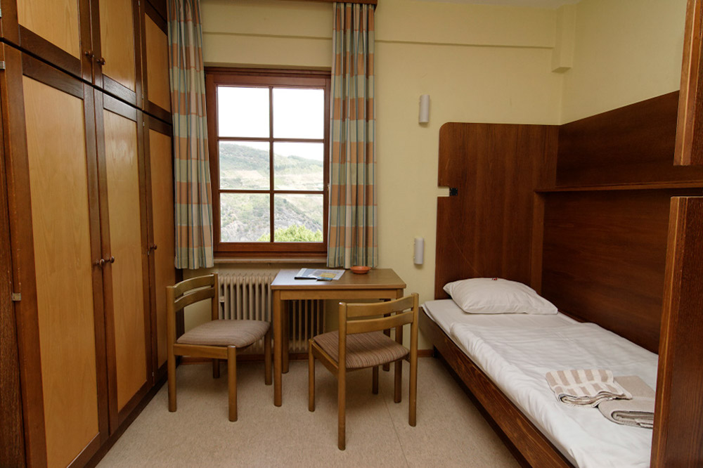 %_tempFileNameoberwesel-castle-room-1%