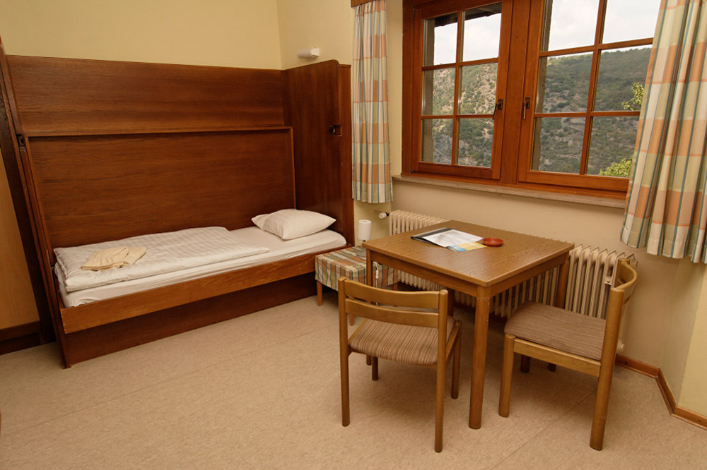 %_tempFileNameoberwesel-castle-room-4%