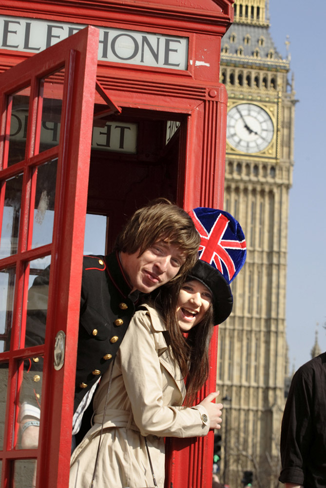 %_tempFileNamecouple-in-telephone-cabin%