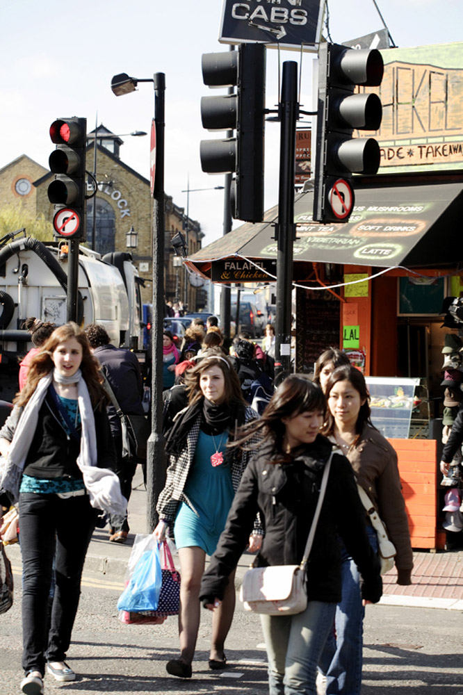 %_tempFileNamegirls-going-over-traffic-light%
