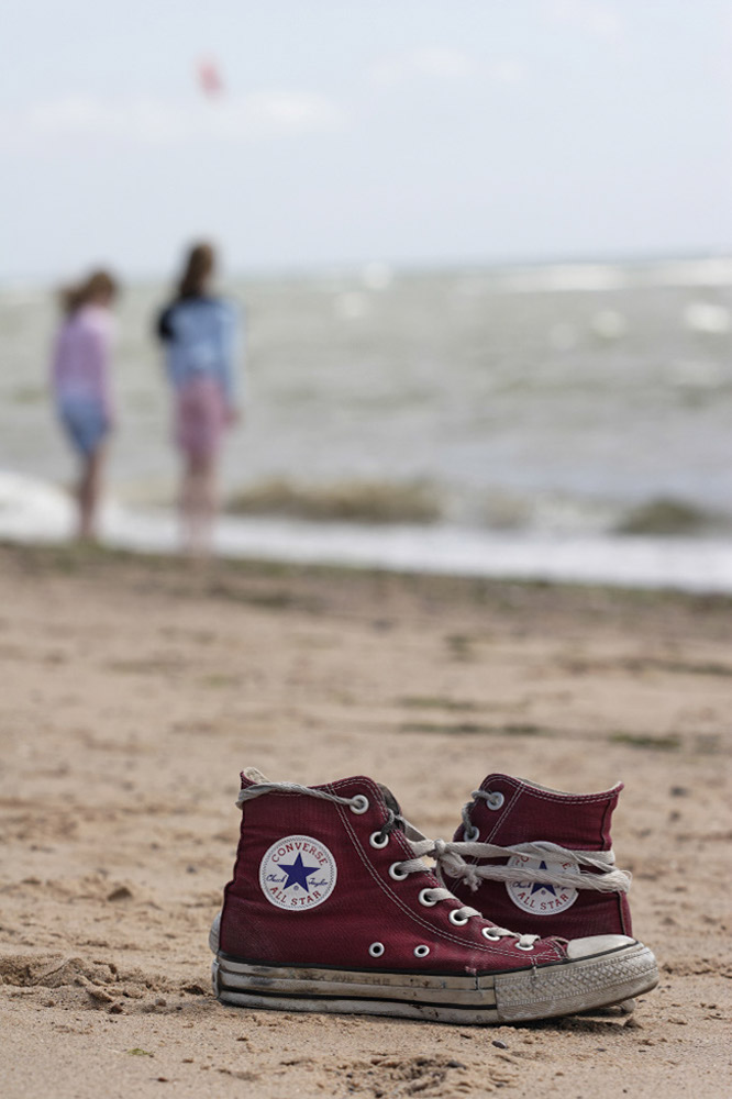 %_tempFileNamelonley-shoes-at-beach%