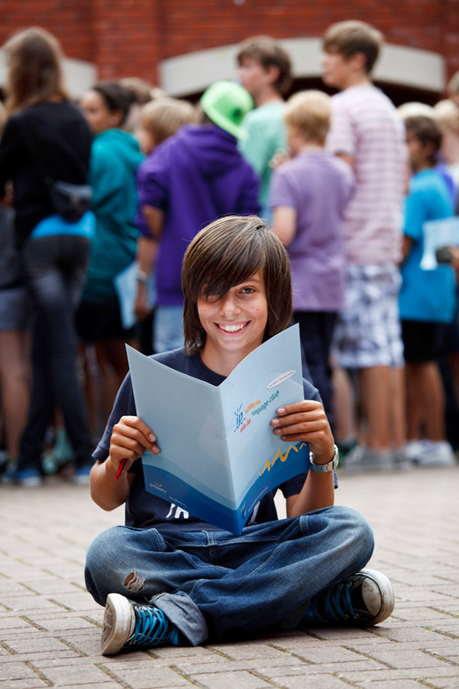 %_tempFileNamedark-haired-boy-with-ip-folder-3%