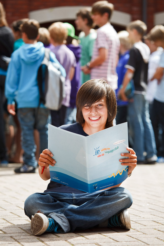 %_tempFileNamedark-haired-boy-with-ip-folder-5%