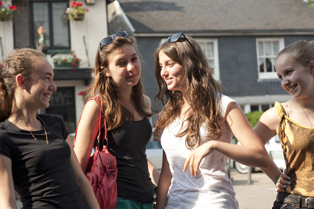 %_tempFileNamefour-girls%