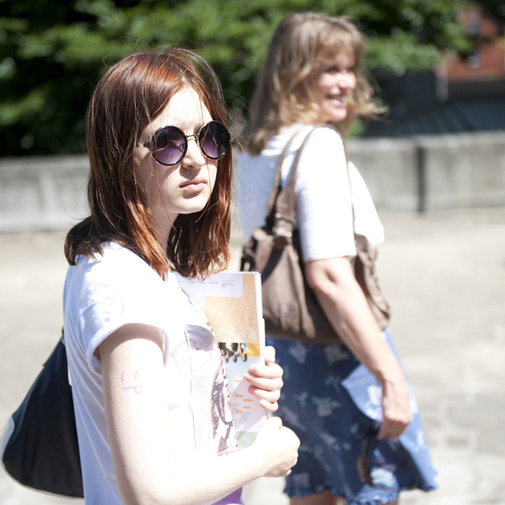 %_tempFileNamegirl-with-sun-glasses%