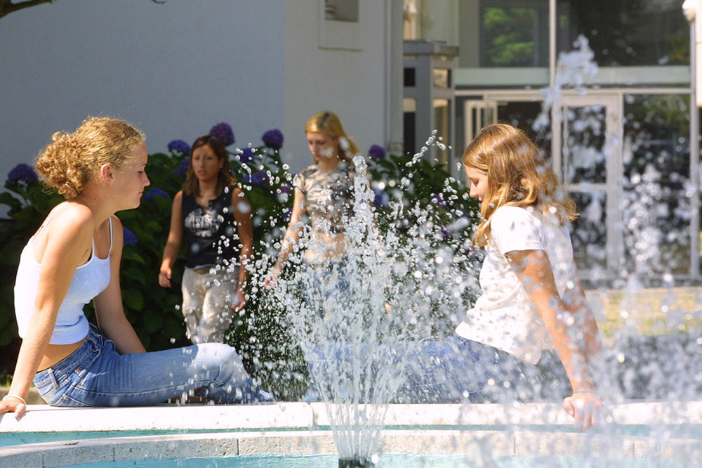%_tempFileNamegirls-and-fountain%