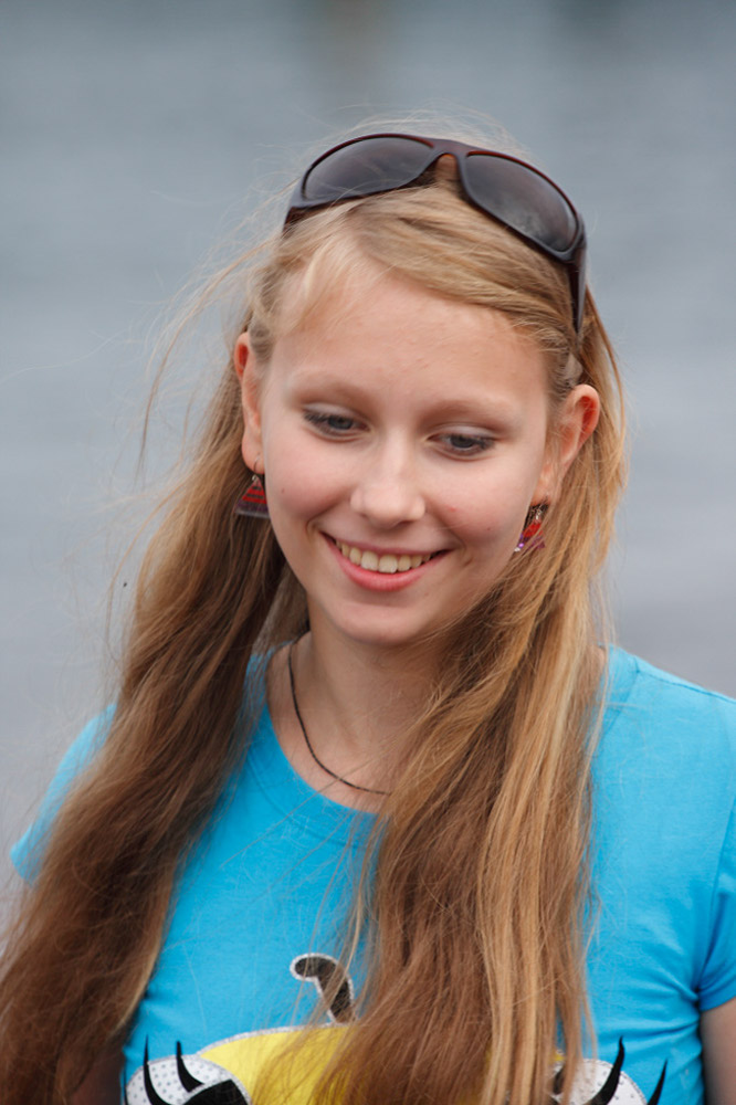 %_tempFileNamelaughing-blonde-5%
