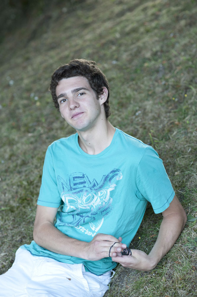 %_tempFileNamestudent-sitting-on-grass%