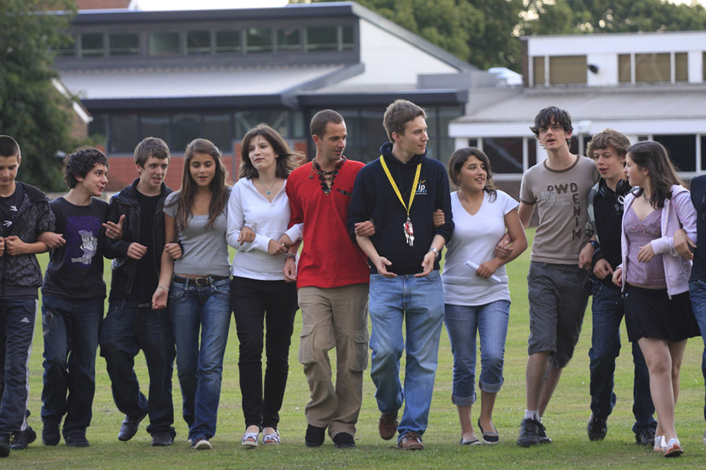 %_tempFileNamewalk-arm-in-arm%