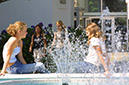 %_tempFileNamegirls-and-fountain%
