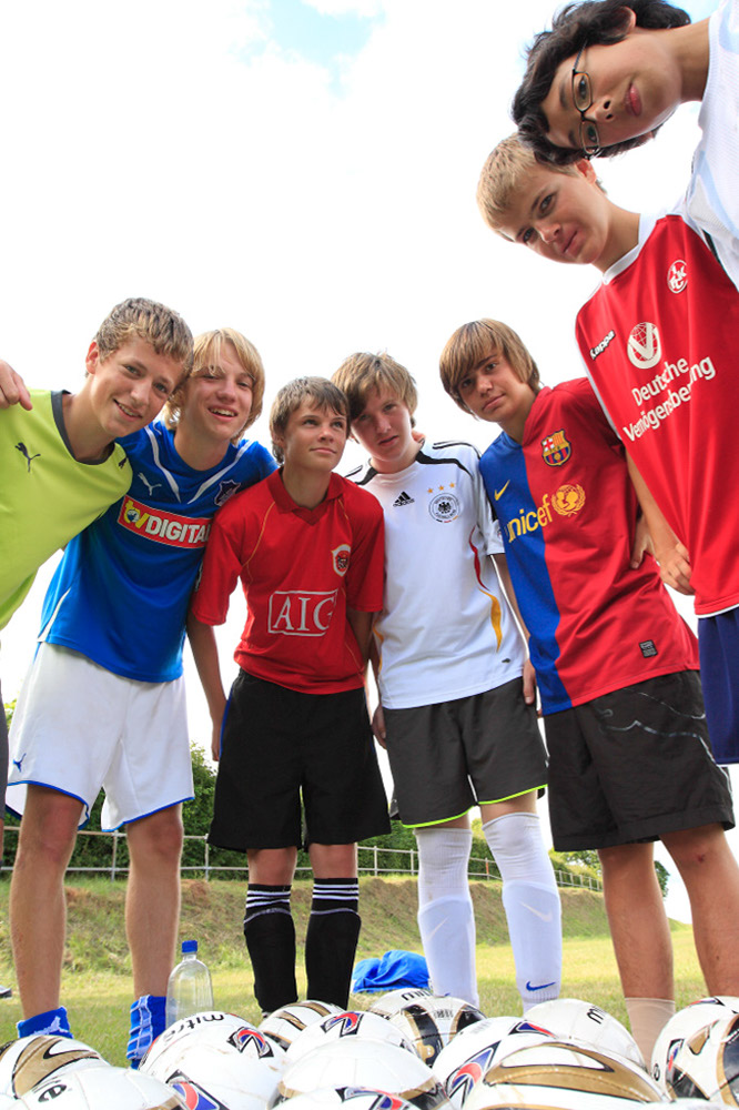 %_tempFileNameboys-with-many-footballs-1%