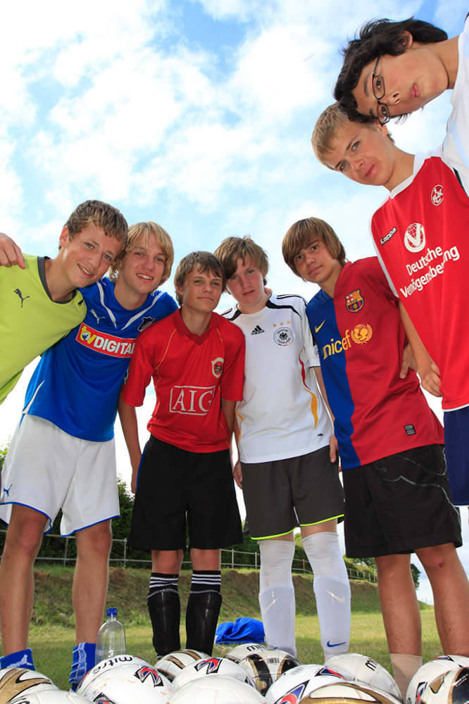 %_tempFileNameboys-with-many-footballs-2%