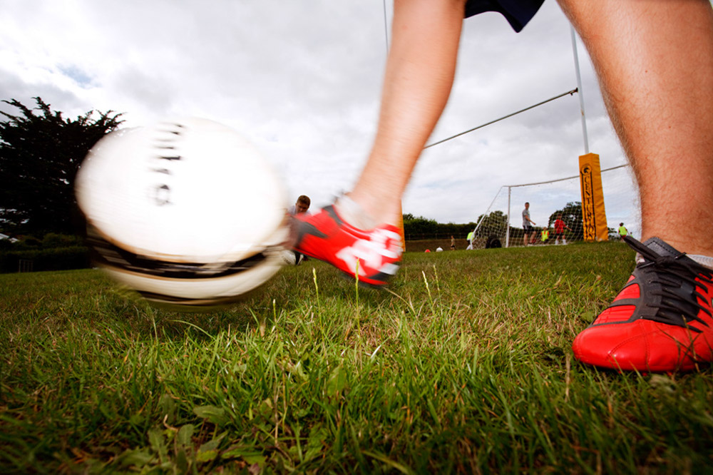 %_tempFileNamefeet-hitting-football%