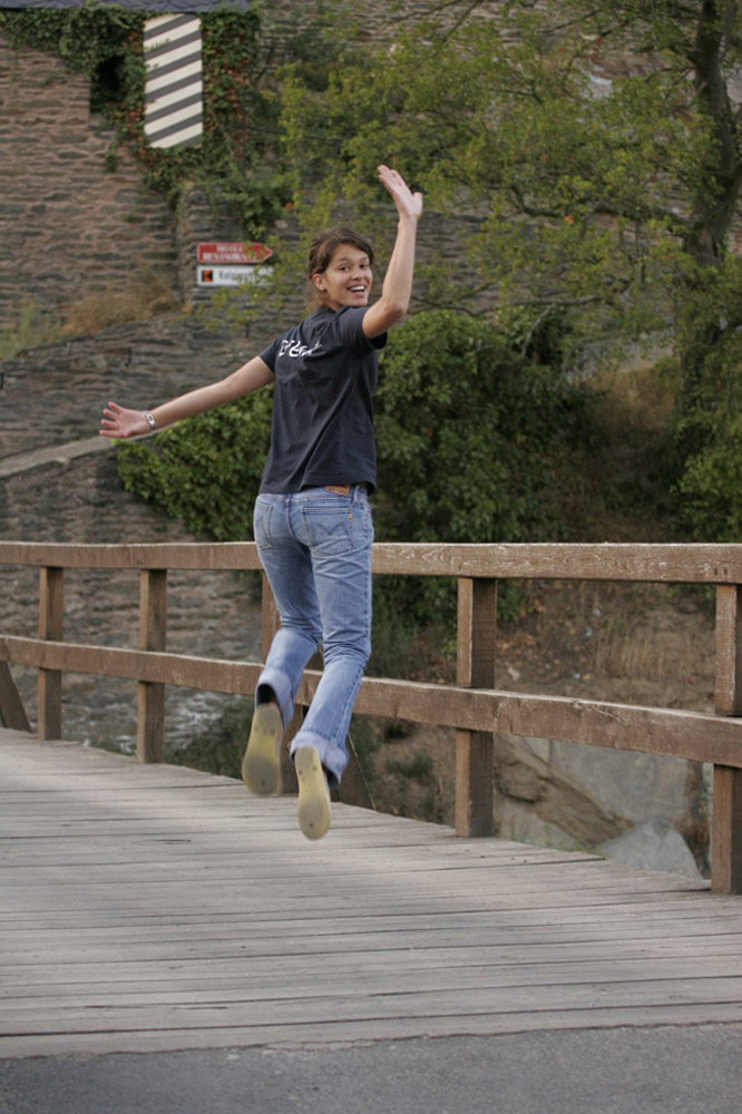 %_tempFileNamewaving-girl-3%