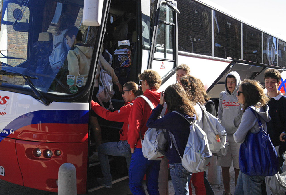 %_tempFileNamepupils-get-in-bus2%