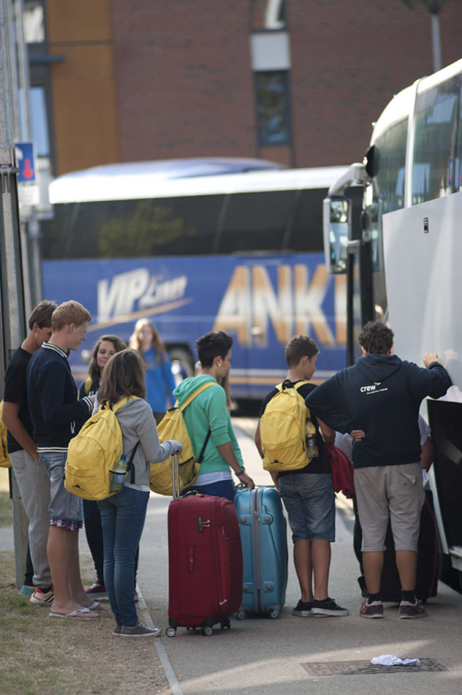 %_tempFileNamestudents-with-luggage-3%