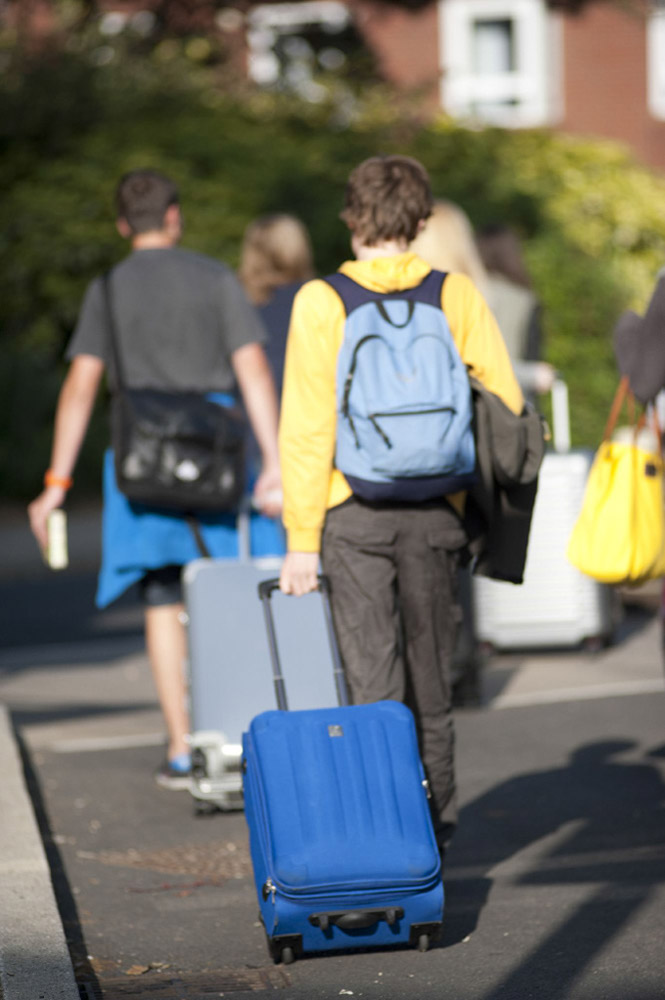 %_tempFileNamestudents-with-luggage%